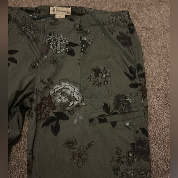 Democracy “Flex”- ellent Olive Green Floral Print Lightweight Utility Crop pant - Picture 2 of 10